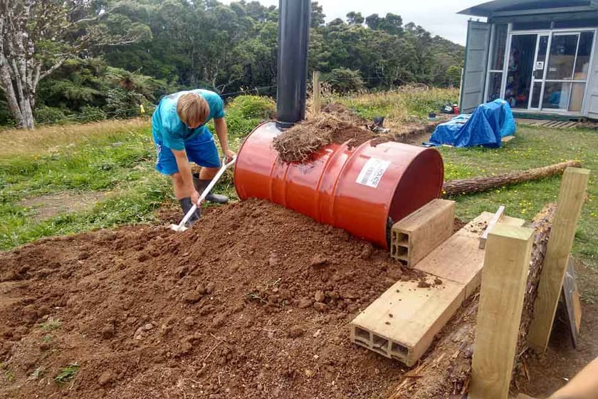 AIFS-Freiwilligenarbeit-Neuseeland-Projekt-Rainforest-Conservation-building-oven