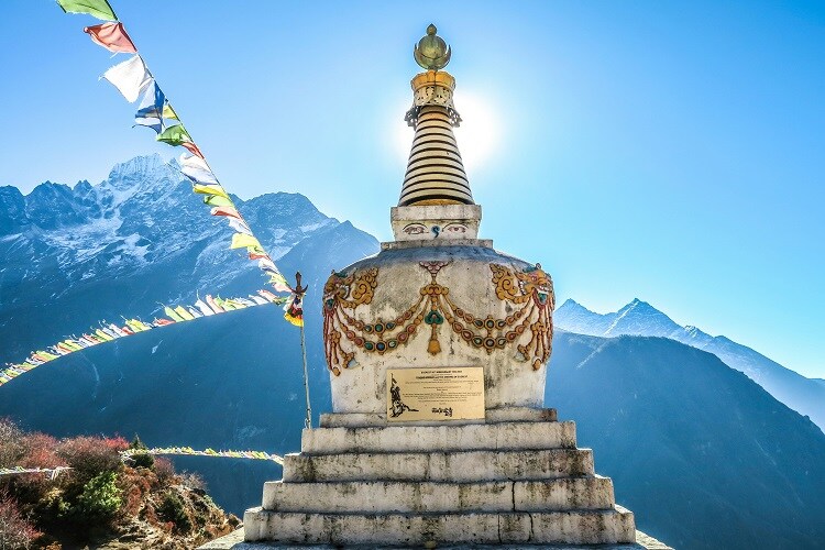 Nepal_Stupa_Gebetsfahnen_Gebirge_unsplash