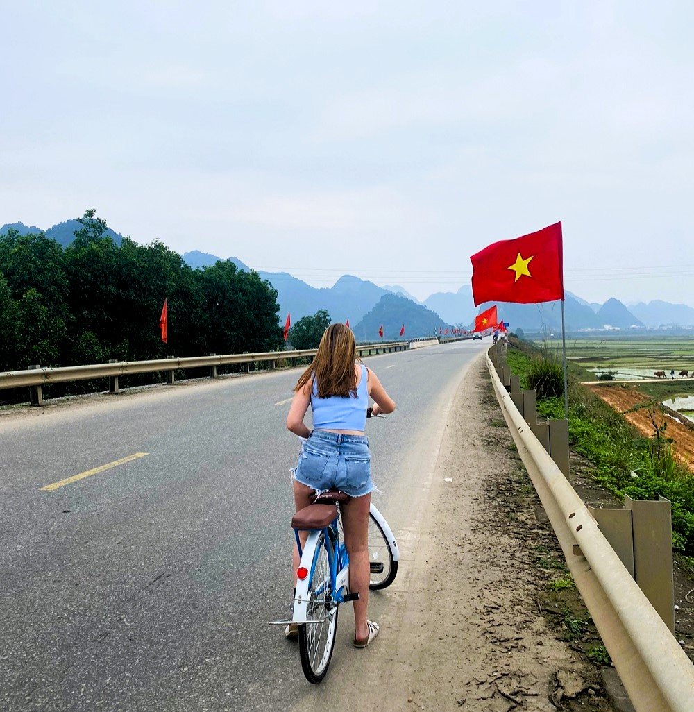 aifs-adventure-trips-vietnam-hanoi-to-bangkok-straße-fahrradfahren