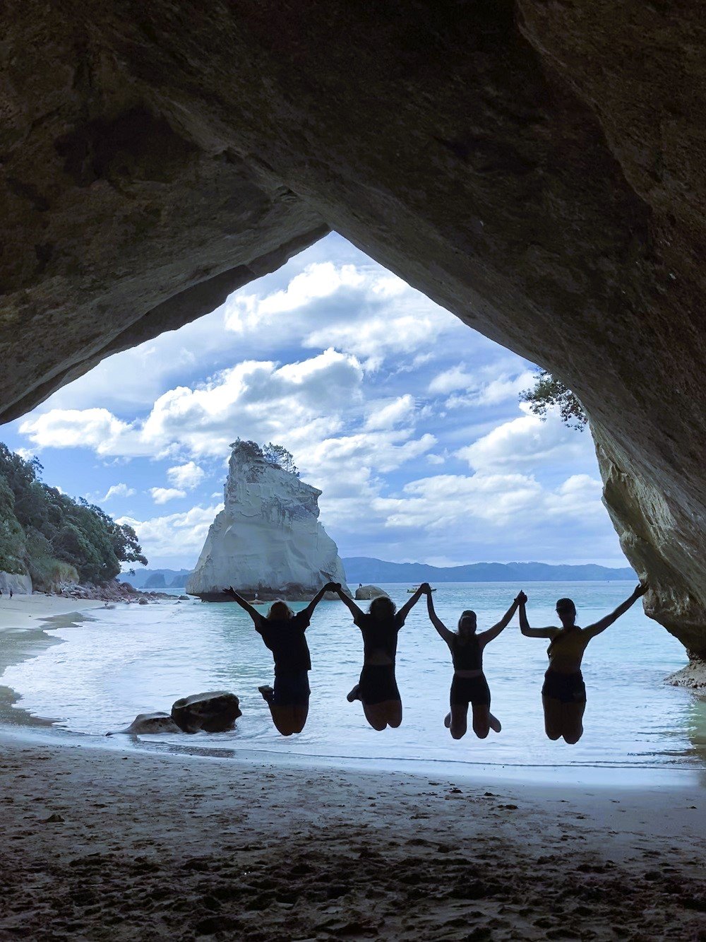 AIFS-ugc-au pair-neuseeland-springende Menschen-Stein-Tunnel-wasser-Berge-lillyc-@lilly.czeiler