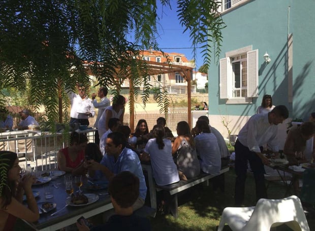 aifs-freiwilligenarbeit-portugal-unterkunft-estoril-area-haus-aussen-garten-bbq-grillen-party-personen-volunteer