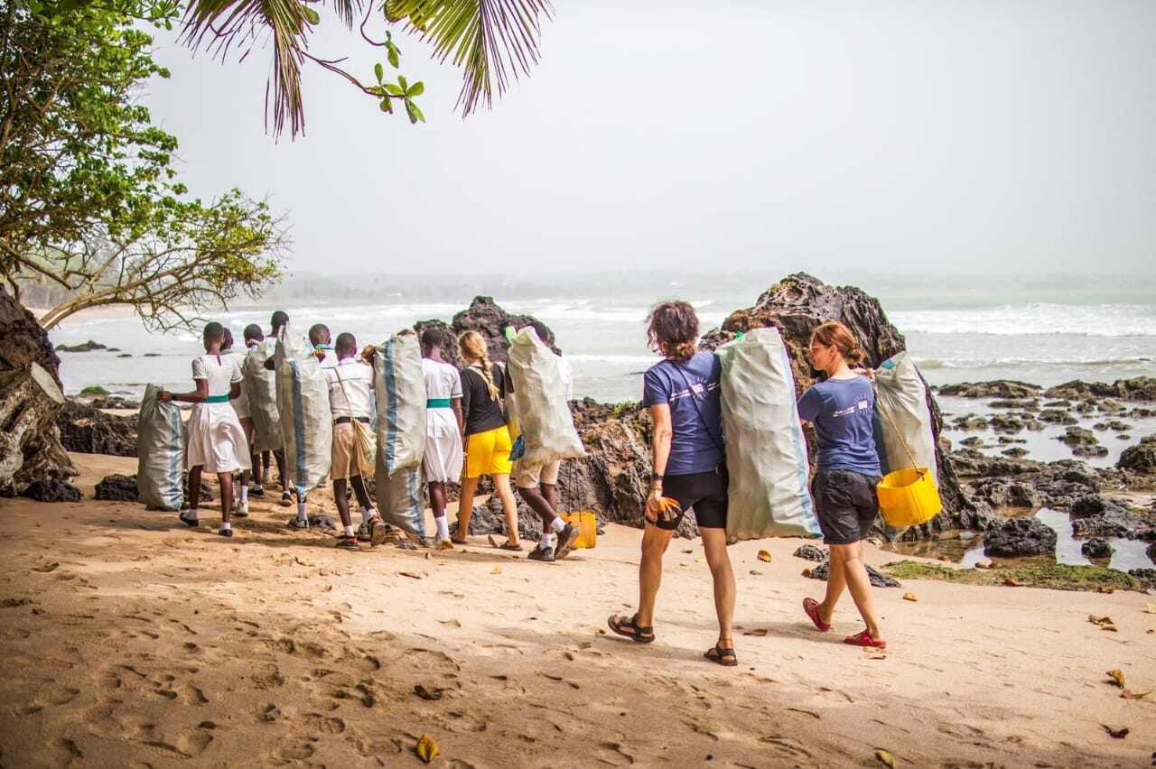 aifs-ghana-freiwilligenarbeit-strand-reinigung
