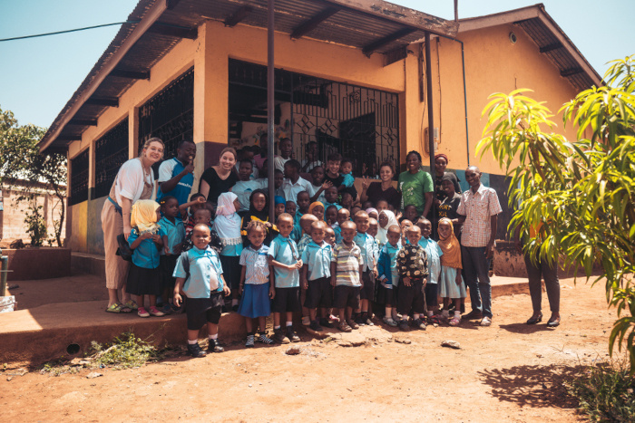 aifs-tansania-sansibar-freiwilligenprojekt-child-youth-care-personen-kinder-gruppe